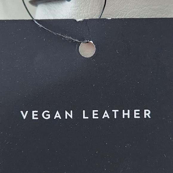 NWT  Simply Vera Wang Wristlet.  VEGAN LEATHER.  Creamy White - Picture 7 of 9